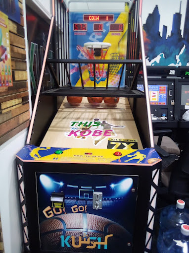 A Kush-branded basketball arcade game with "This for Kobe" graphics located inside a tobacco store in Houston